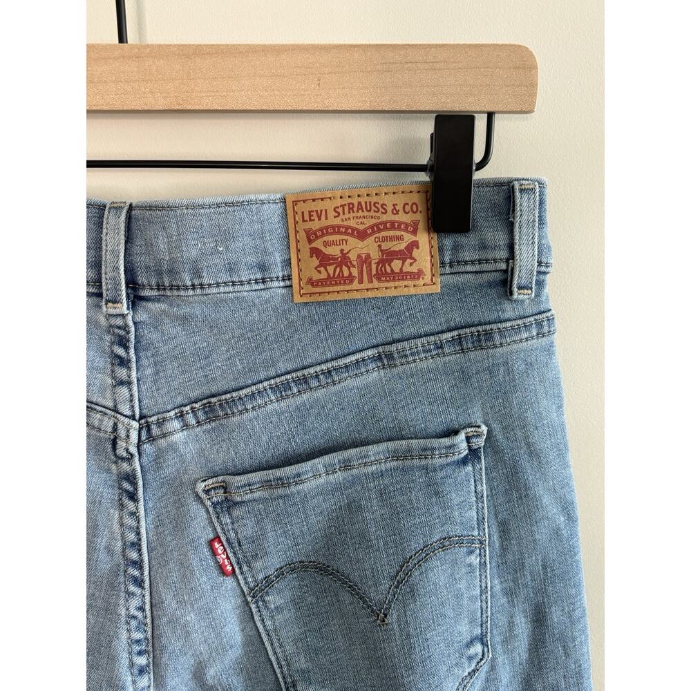 Levi’s Bermuda Shorts Womens Size 27 Light Wash Stretch Denim - Picture 7 of 7